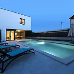 Moderna Near For 8 People With 32 M2 Private Pool פולה