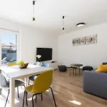 Moderna Near For 8 People With 32 M2 Private Pool פולה