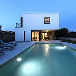 Moderna Near For 8 People With 32 M2 Private Pool וילה פולה