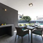 Moderna Near For 8 People With 32 M2 Private Pool וילה פולה