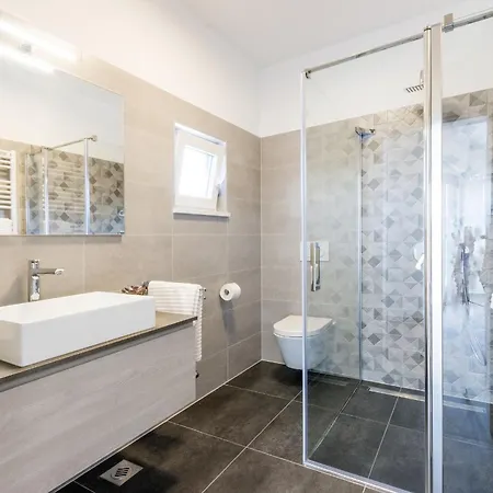 Villa Moderna Near For 8 People With 32 M2 Private Pool Pola