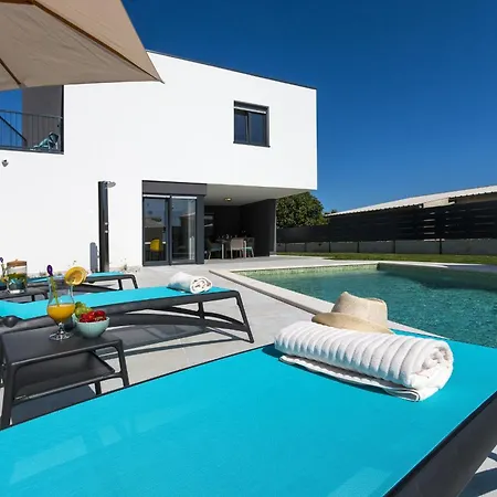 Moderna Near For 8 People With 32 M2 Private Pool فيلة *