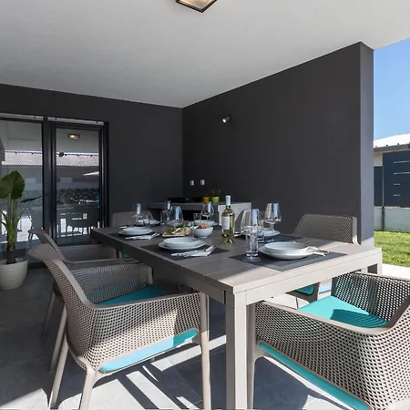 Moderna Near For 8 People With 32 M2 Private Pool فيلة بولا