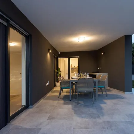 Moderna Near For 8 People With 32 M2 Private Pool