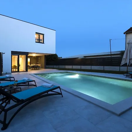 Moderna Near For 8 People With 32 M2 Private Pool Pola