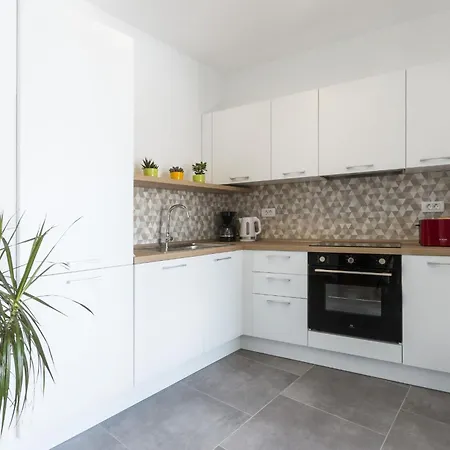 Moderna Near For 8 People With 32 M2 Private Pool