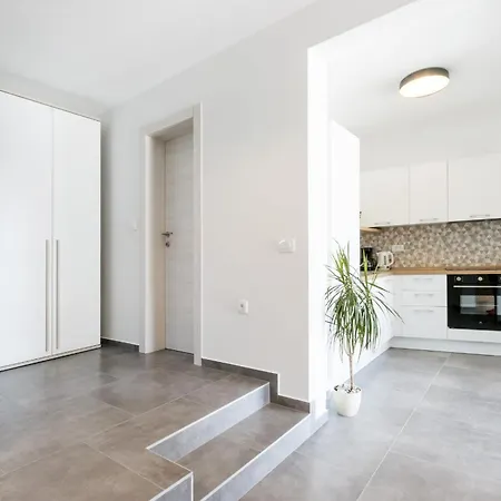 Villa Moderna Near For 8 People With 32 M2 Private Pool