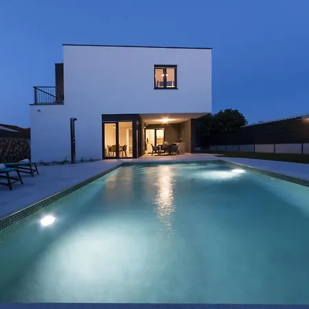 Moderna Near For 8 People With 32 M2 Private Pool فيلة *