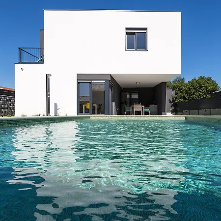 فيلة Moderna Near For 8 People With 32 M2 Private Pool بولا