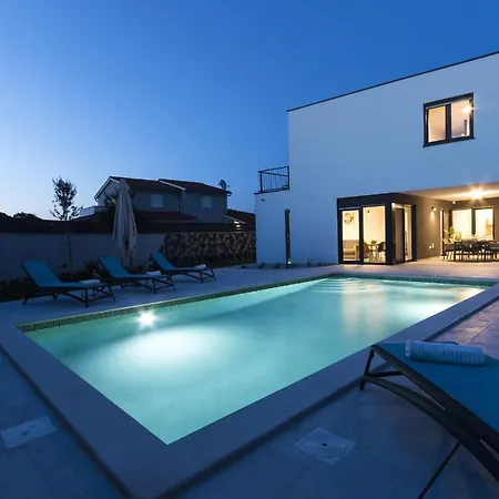 Moderna Near For 8 People With 32 M2 Private Pool Villa Póla
