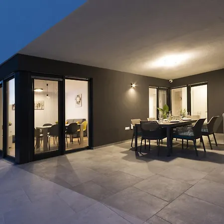 فيلة Moderna Near For 8 People With 32 M2 Private Pool بولا