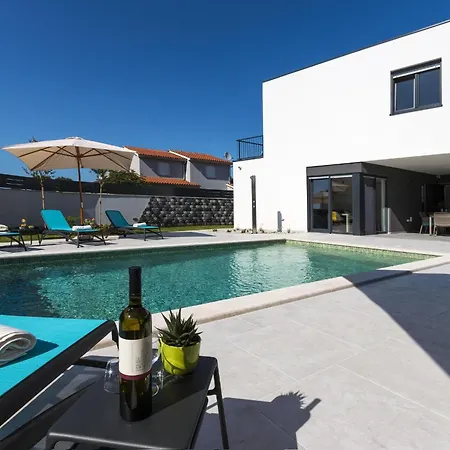 Moderna Near For 8 People With 32 M2 Private Pool *