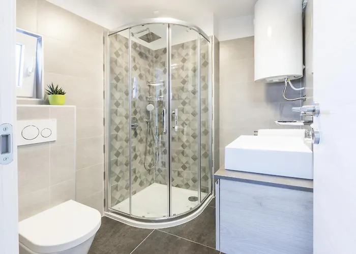 Moderna Near For 8 People With 32 M2 Private Pool *