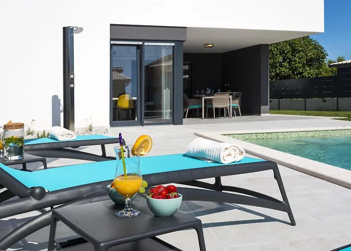 Moderna Near For 8 People With 32 M2 Private Pool فيلة