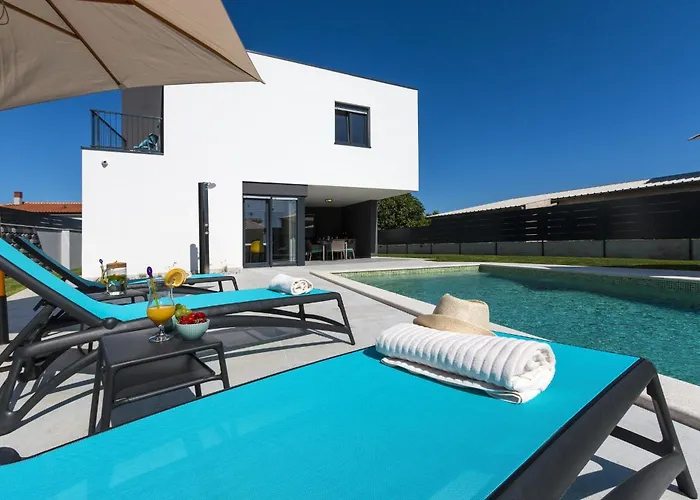 Moderna Near For 8 People With 32 M2 Private Pool فيلة *