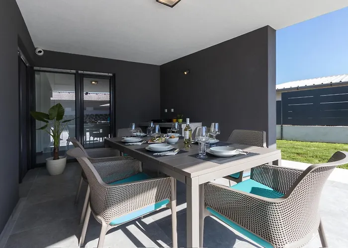 Moderna Near For 8 People With 32 M2 Private Pool فيلة بولا
