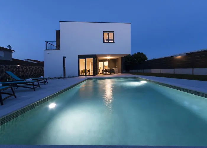 Moderna Near For 8 People With 32 M2 Private Pool فيلة *