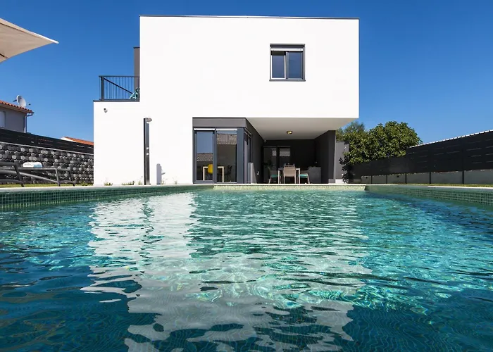 فيلة Moderna Near For 8 People With 32 M2 Private Pool بولا
