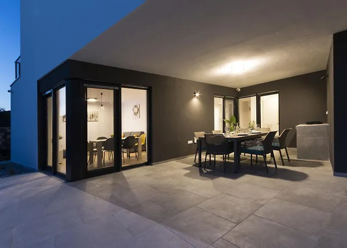 فيلة Moderna Near For 8 People With 32 M2 Private Pool بولا