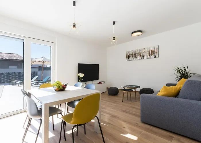 Moderna Near For 8 People With 32 M2 Private Pool بولا