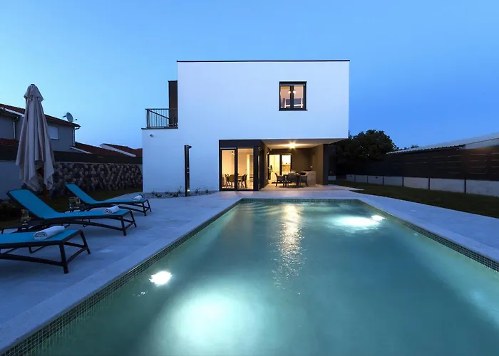 Moderna Near For 8 People With 32 M2 Private Pool فيلة بولا