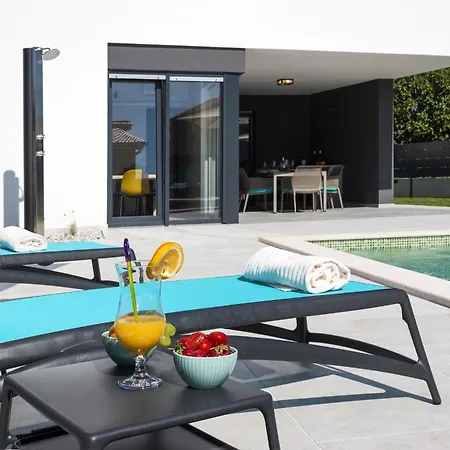 Moderna Near For 8 People With 32 M2 Private Pool Villa