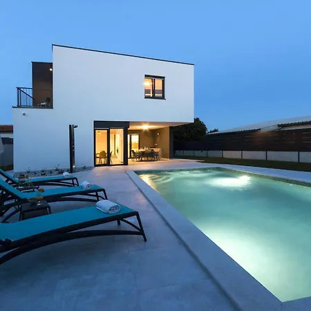 Moderna Near For 8 People With 32 M2 Private Pool Villa *