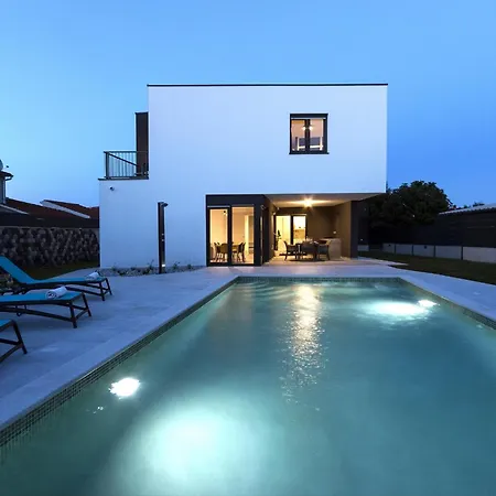 Moderna Near For 8 People With 32 M2 Private Pool Villa Pula