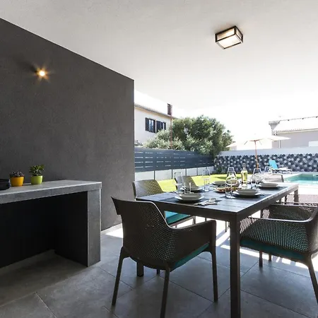 Moderna Near For 8 People With 32 M2 Private Pool Villa Pula