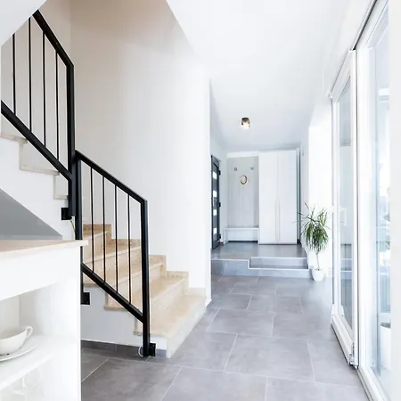 Βίλα Moderna Near For 8 People With 32 M2 Private Pool Πούλα