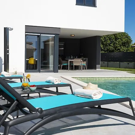 Βίλα Moderna Near For 8 People With 32 M2 Private Pool *